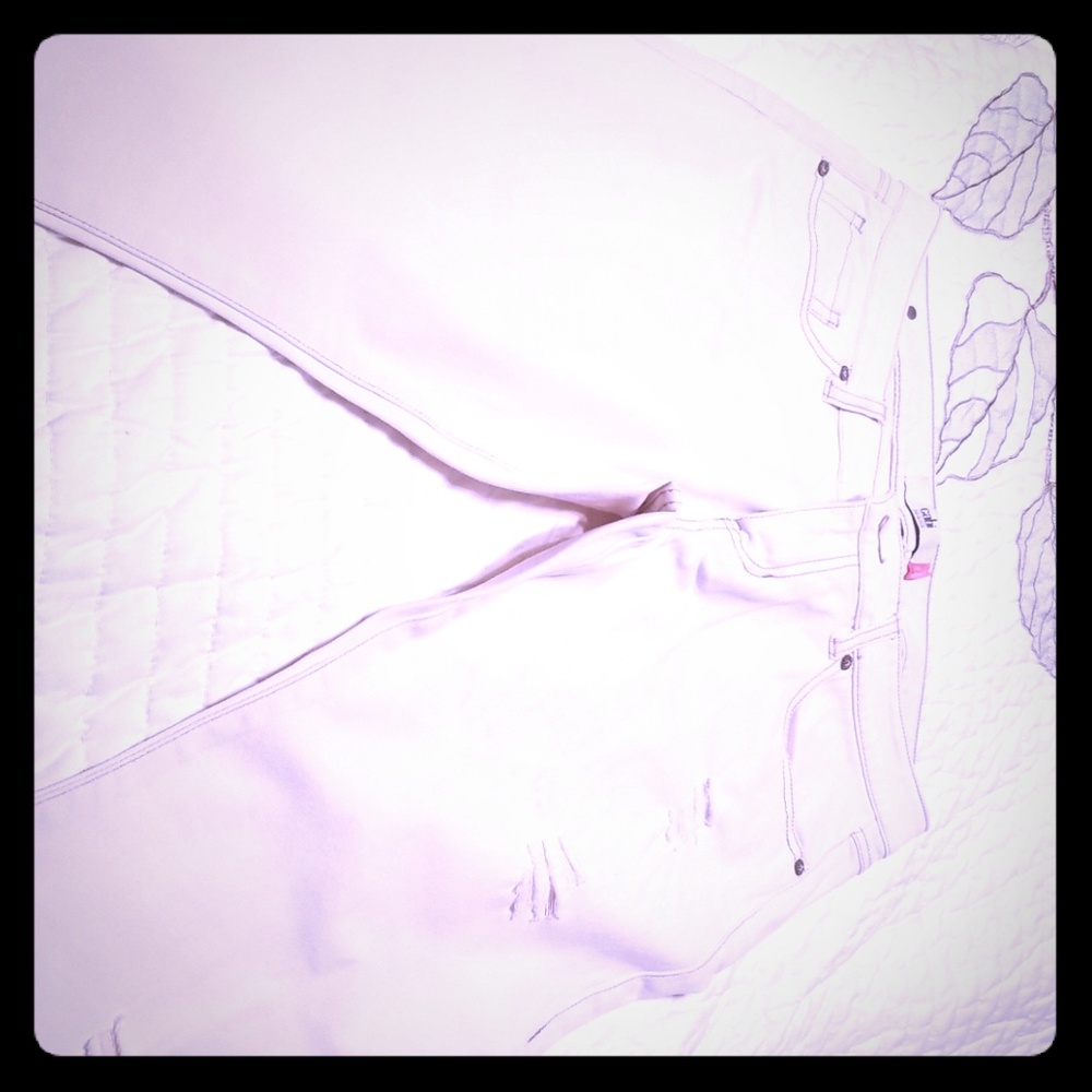 Cabi distressed qhite to offwhite jeans